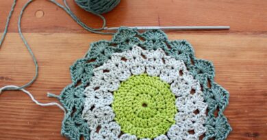 Crochet flower potstand